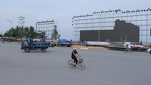 Một sân khấu lớn ở khu vực bãi B đang được gấp rút hoàn thiện. Ảnh: Lê Hoàng.
