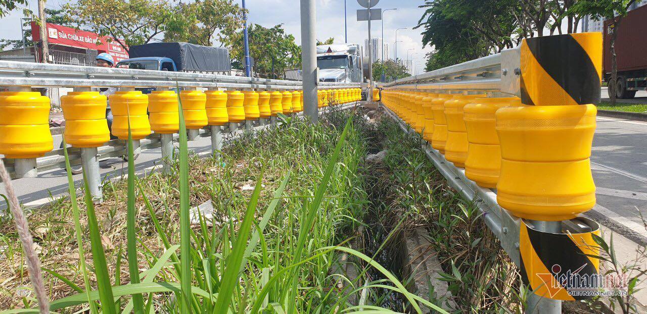 D&agrave;n hộ lan b&aacute;nh xoay v&agrave;ng rực chống lật xe đầu ti&ecirc;n ở S&agrave;i G&ograve;n