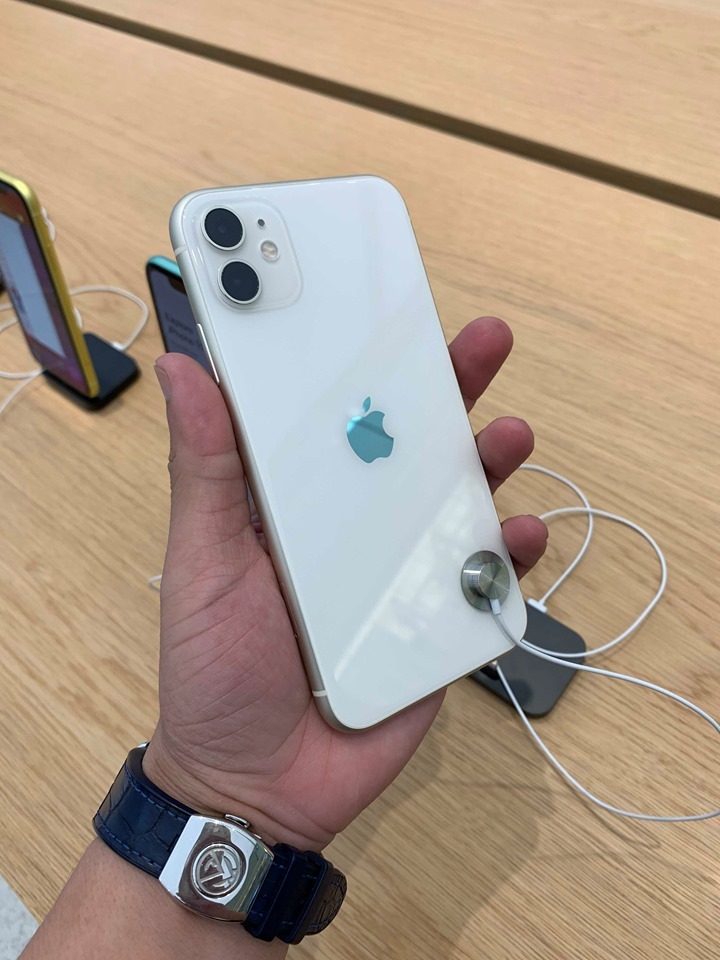 iPhone 11 màu ấn tượng: Với màu tím, xanh lá cây, vàng, đỏ,... iPhone 11 mang đến những gam màu ấn tượng khiến bạn không thể rời mắt khỏi nó. Không chỉ có màu sắc đẹp mắt, iPhone 11 còn được trang bị công nghệ tiên tiến, giúp bạn trải nghiệm tốt hơn. Hãy xem những hình ảnh ấn tượng của iPhone 11 để cảm nhận sự khác biệt.