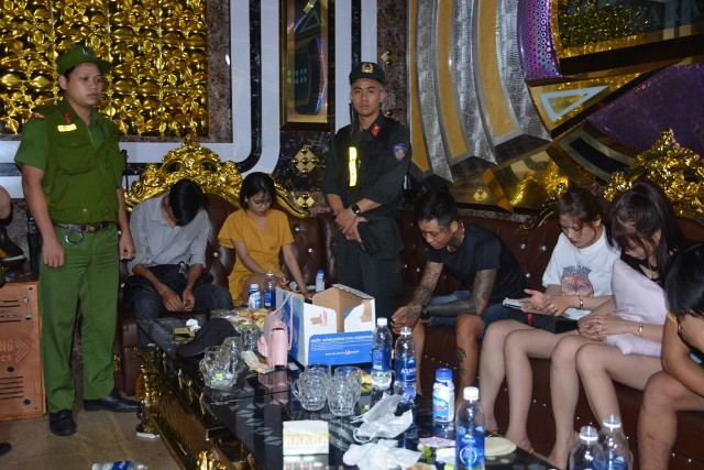 Quảng Nam: Liên tục phát hiện nhiều nam thanh nữ tú phê ma túy trong quán karaoke - Ảnh 3. Quảng Nam: Liên tục phát hiện nhiều nam thanh nữ tú phê ma túy trong quán karaoke - Ảnh 3.