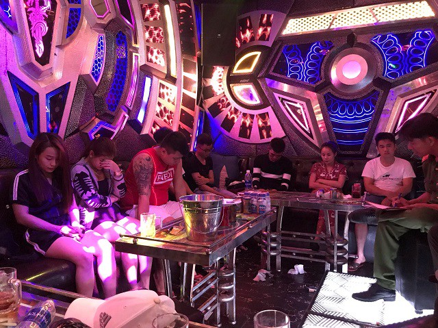 Quảng Nam: Liên tục phát hiện nhiều nam thanh nữ tú phê ma túy trong quán karaoke - Ảnh 2. Quảng Nam: Liên tục phát hiện nhiều nam thanh nữ tú phê ma túy trong quán karaoke - Ảnh 2.