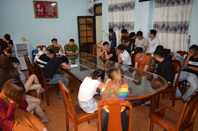 Quảng Nam: Liên tục phát hiện nhiều nam thanh nữ tú phê ma túy trong quán karaoke - Ảnh 1. Quảng Nam: Liên tục phát hiện nhiều nam thanh nữ tú phê ma túy trong quán karaoke - Ảnh 1.