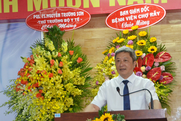 Thứ trưởng Bộ Y tế, PGS.TS.BS Nguyễn Trường Sơn ph&aacute;t biểu ch&uacute;c mừng những th&agrave;nh tựu mới trong phẫu thuật tim m&agrave; c&aacute;c y b&aacute;c sĩ Việt Nam đạt được. Ảnh: Phan Nhơn