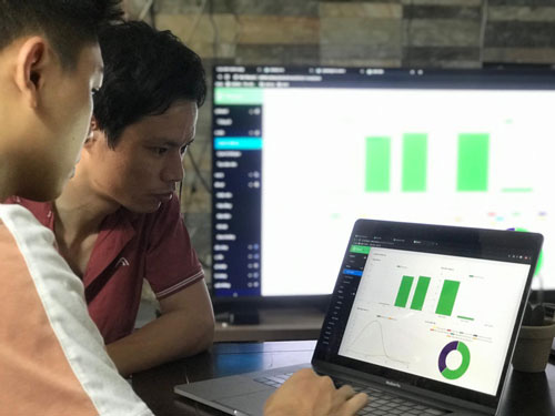 Nhà quản trị có thể quản lý nhân viên trên máy tính hay điện thoại di động ở bất cứ nơi đâu. Ảnh: ĐỨC TRUNG