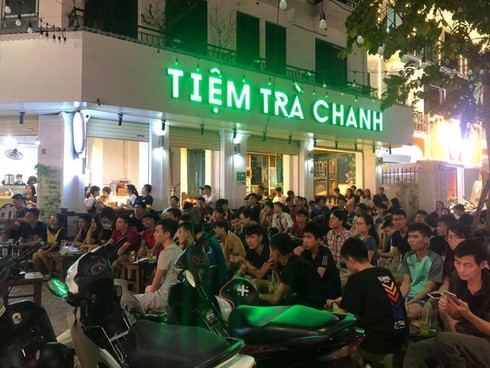 Các cửa hàng trà chanh đông khách nhất là vào buổi tối. Khách hàng chủ yếu là học sinh, sinh viên, giới trẻ.