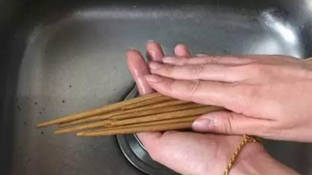 2 sai lầm khi rửa đũa g&acirc;y hại cho sức khỏe, 90% gia đ&igrave;nh đều mắc