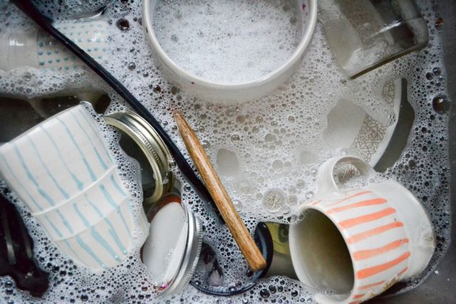 2 sai lầm khi rửa đũa g&acirc;y hại cho sức khỏe, 90% gia đ&igrave;nh đều mắc