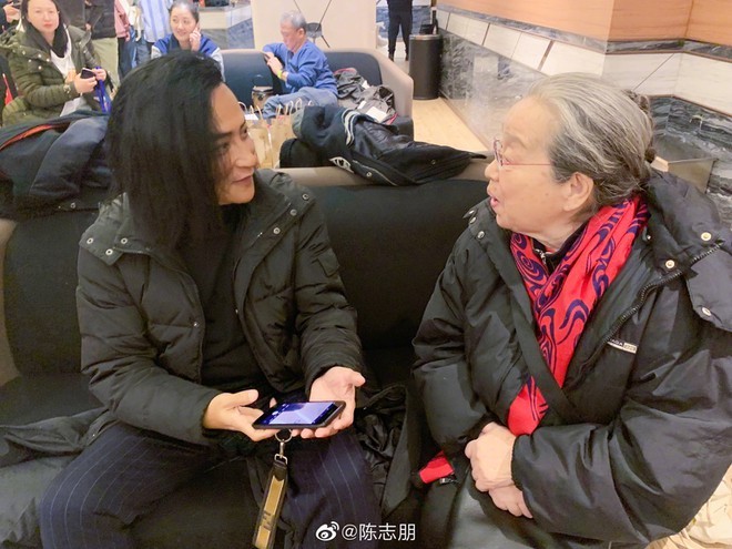 D&agrave;n sao 'Ho&agrave;n Ch&acirc;u c&aacute;ch c&aacute;ch' x&uacute;c động hội ngộ sau 20 năm