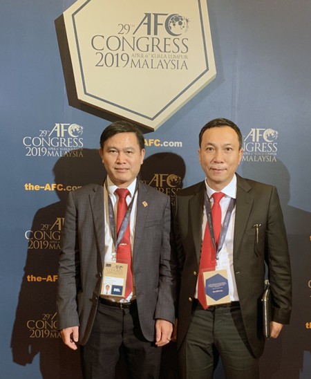 Ông Trần Quốc Tuấn (bìa phải) và ông Trần Anh Tú - thành viên thường trực VFF tại Đại hội AFC - Ảnh: VFF