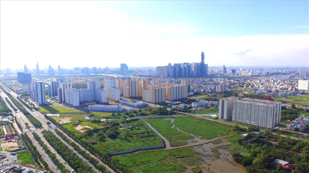 một góc thành phố nhìn từ trên cao với nhiều nhà cao tầng, khu đất trống