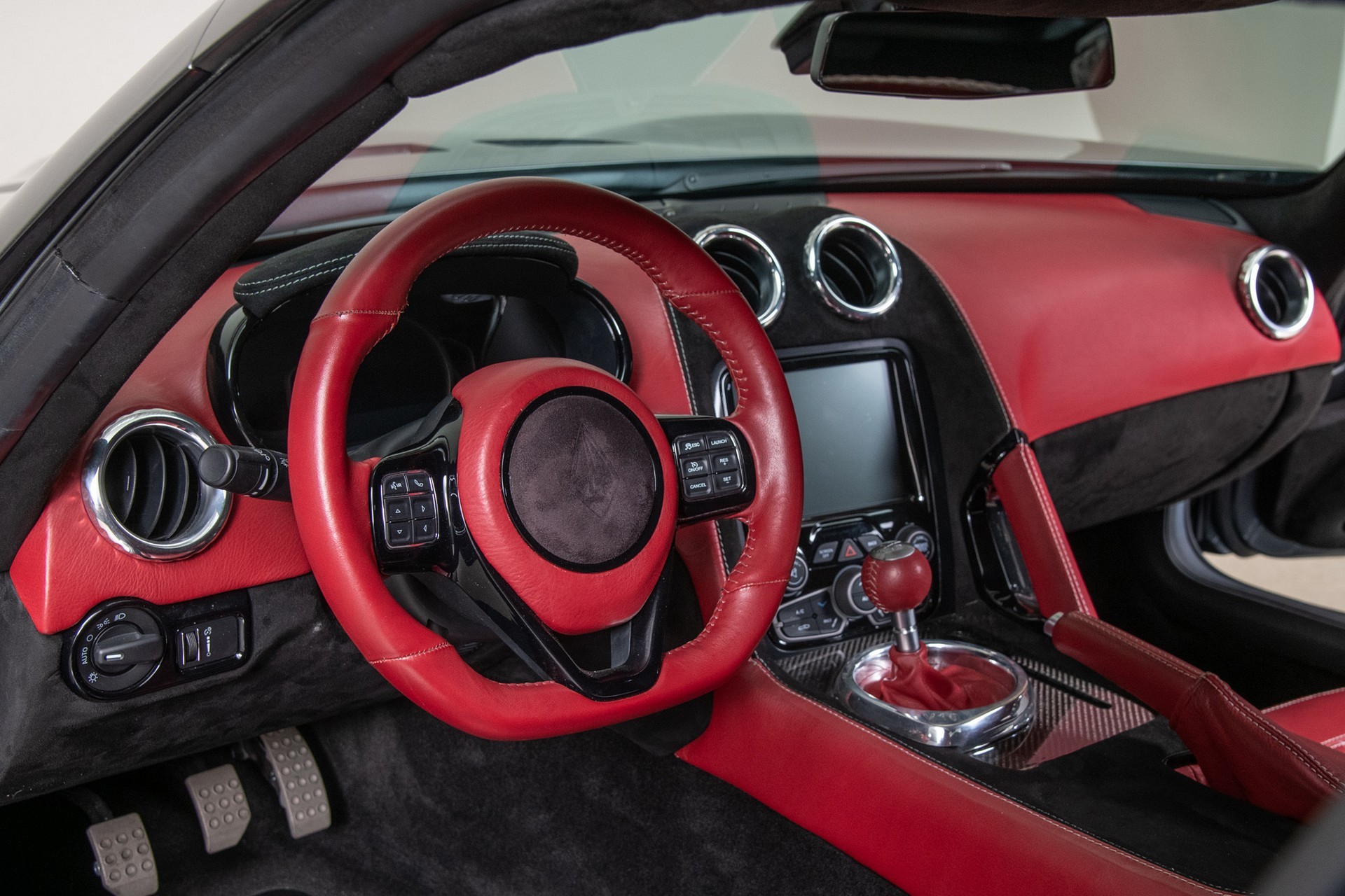 Siêu xe thể thao động cơ V10 hàng hiếm, cả thế giới chỉ có 5 chiếc