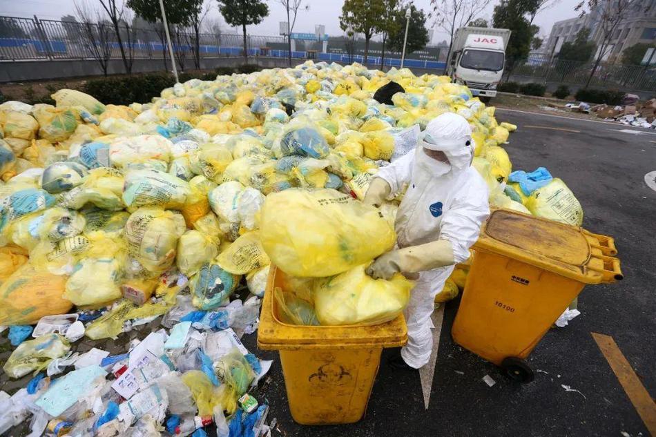 Ảnh Rác thải nhựa bủa vây hai bờ biển nổi tiếng ở Quảng Bình
