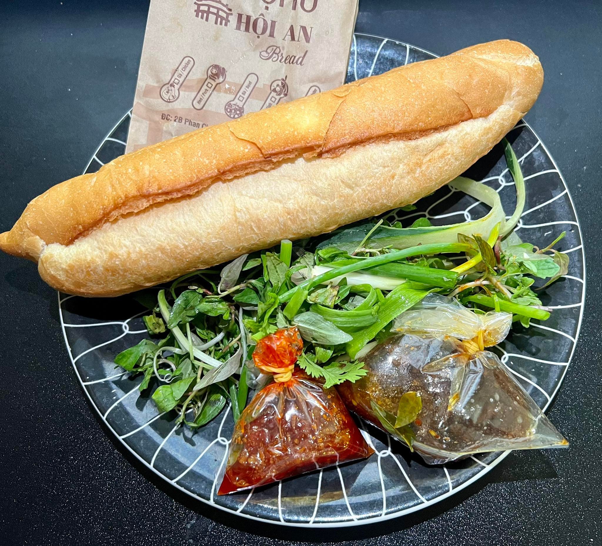 Bánh mì nổi tiếng Hội An 'đi' máy bay ra Hà Nội, giá 60 ngàn/ổ vẫn 'cháy hàng'