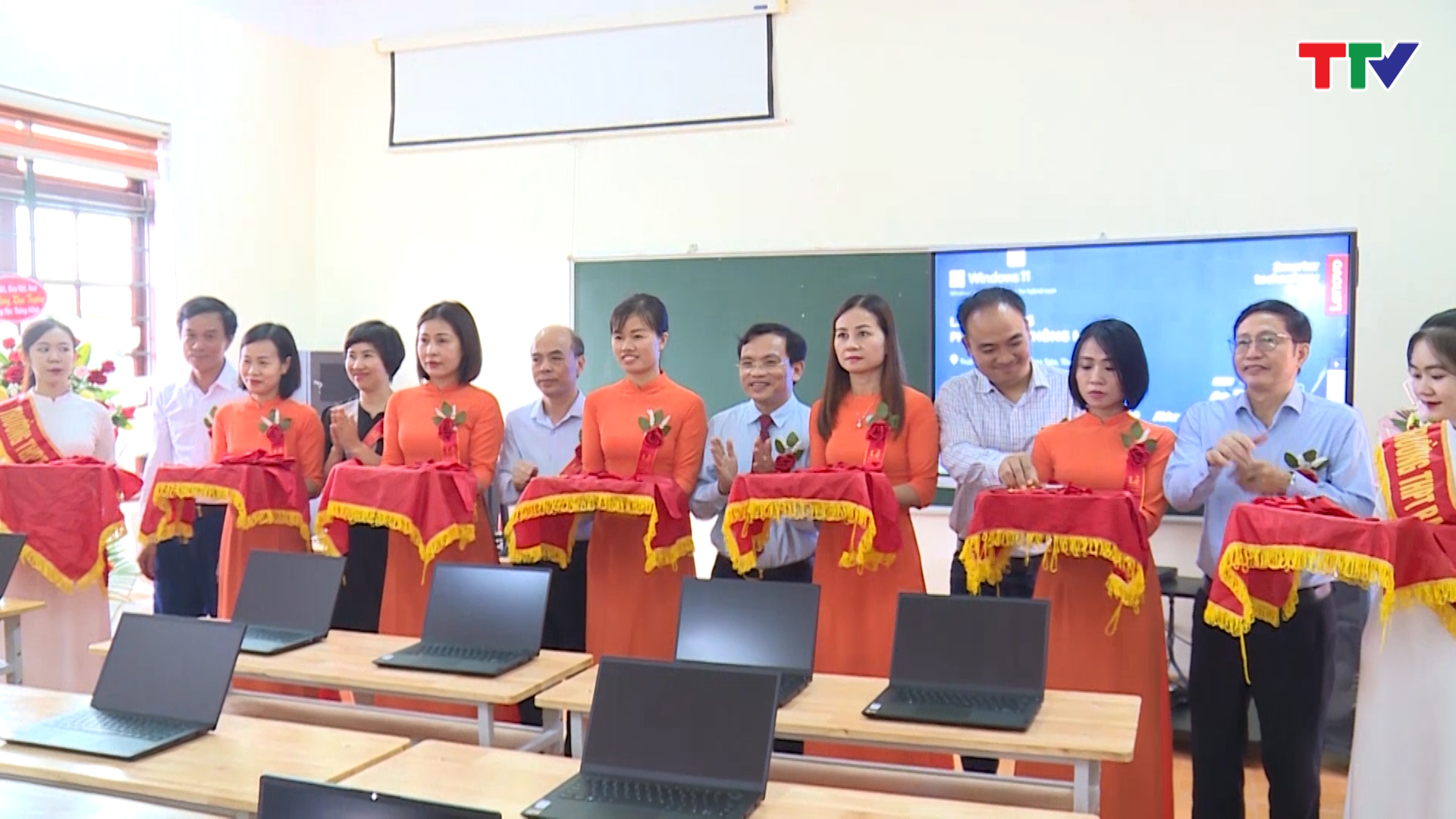 Lenovo, Microsoft và AMD trao tặng “Lớp học thông minh Lenovo” tại Trường THPT Ba Đình - Nga Sơn - Ảnh 2.