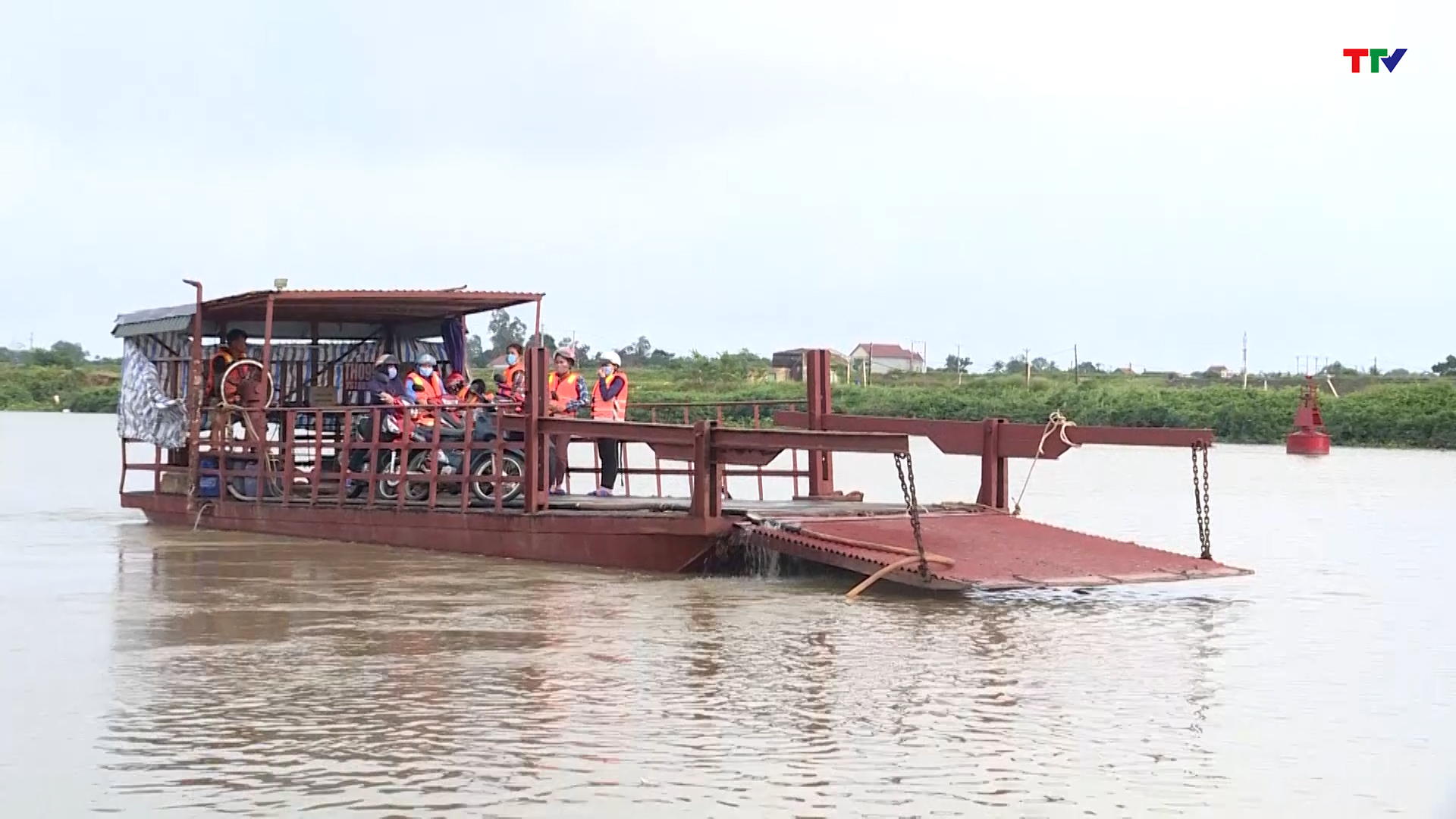 Huyện Nga Sơn tăng cường đảm bảo an toàn tại các bến khách ngang sông ngày mưa, bão - Ảnh 3.
