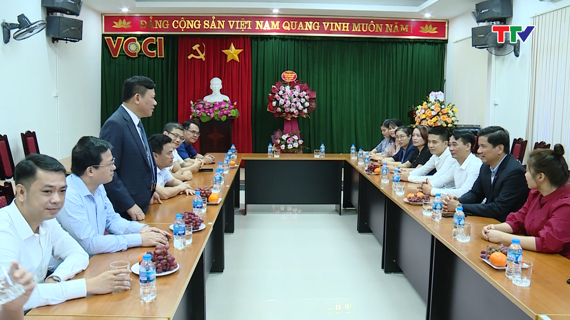 Phó Chủ tịch Thường trực UBND tỉnh Nguyễn Văn Thi chúc mừng Ngày Doanh nhân Việt Nam - Ảnh 2.