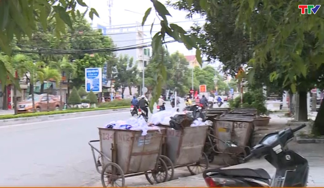 Nhiều điểm tập kết rác trên địa bàn thành phố Thanh Hoá  gây ô nhiễm môi trường và mất an toàn giao thông  - Ảnh 2.