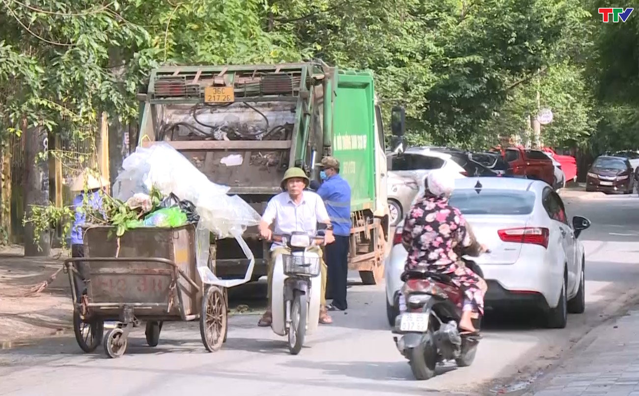 Nhiều điểm tập kết rác trên địa bàn thành phố Thanh Hoá  gây ô nhiễm môi trường và mất an toàn giao thông  - Ảnh 3.