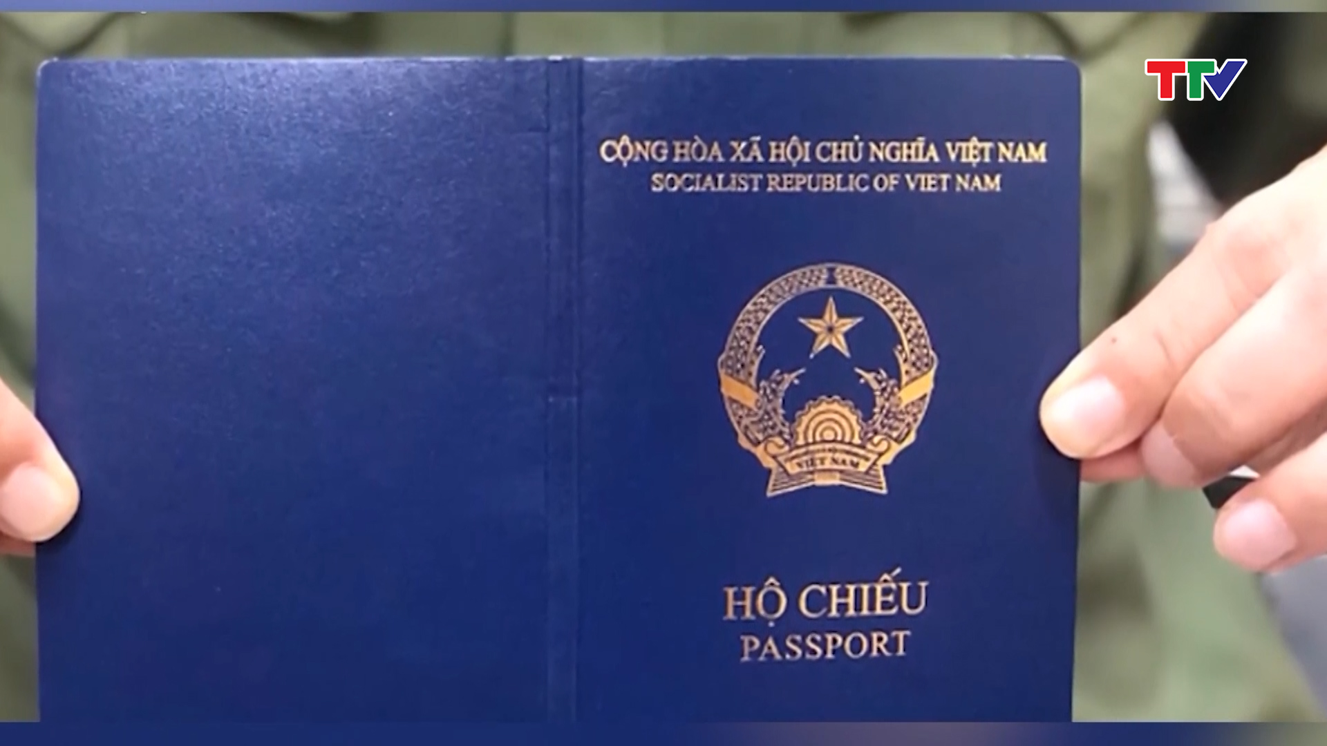 Pháp có quy định mới với hộ chiếu xanh tím than của Việt Nam - Ảnh 2.