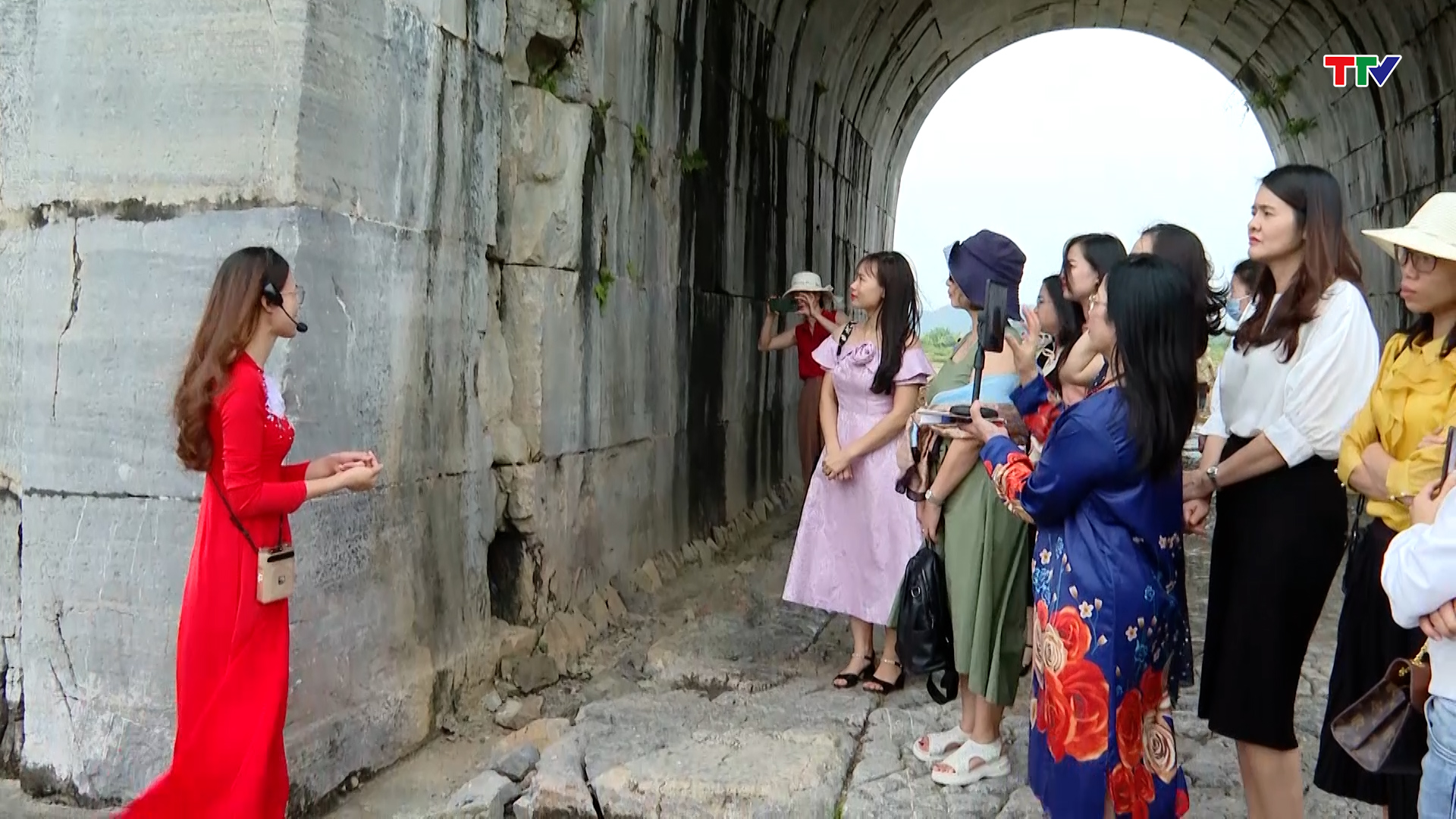 Câu lạc bộ Nhà báo nữ Thanh Hóa đi thực tế tại huyện Vĩnh Lộc - Ảnh 2.