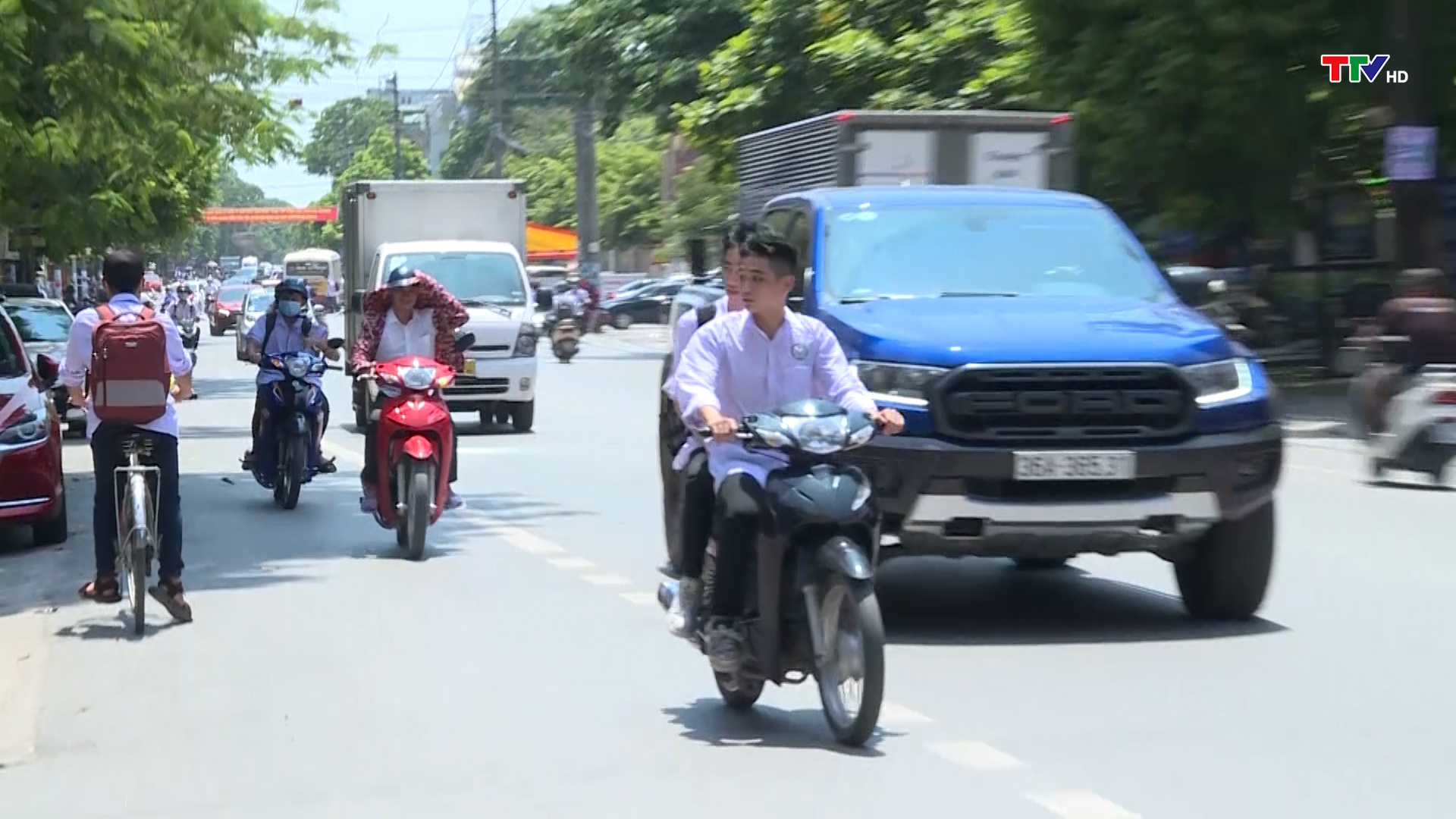 &Yacute; thức chấp h&agrave;nh trật tự giao th&ocirc;ng của học sinh c&ograve;n hạn chế - Ảnh 2.