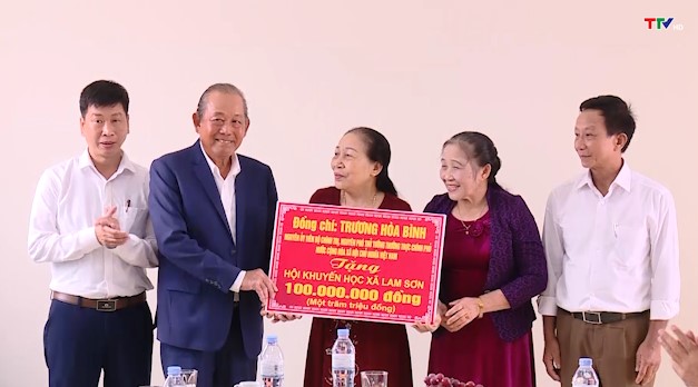 Nguyên Phó Thủ tướng Thường trực Chính phủ Trương Hòa Bình thăm và tặng quà tại Công ty TNHH Hai thành viên Lam Sơn - Ảnh 3.