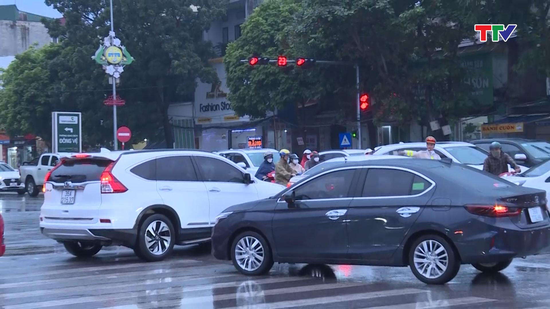 Bất cập hệ thống đèn tín hiệu giao thông tại thành phố Thanh Hóa - Ảnh 2.