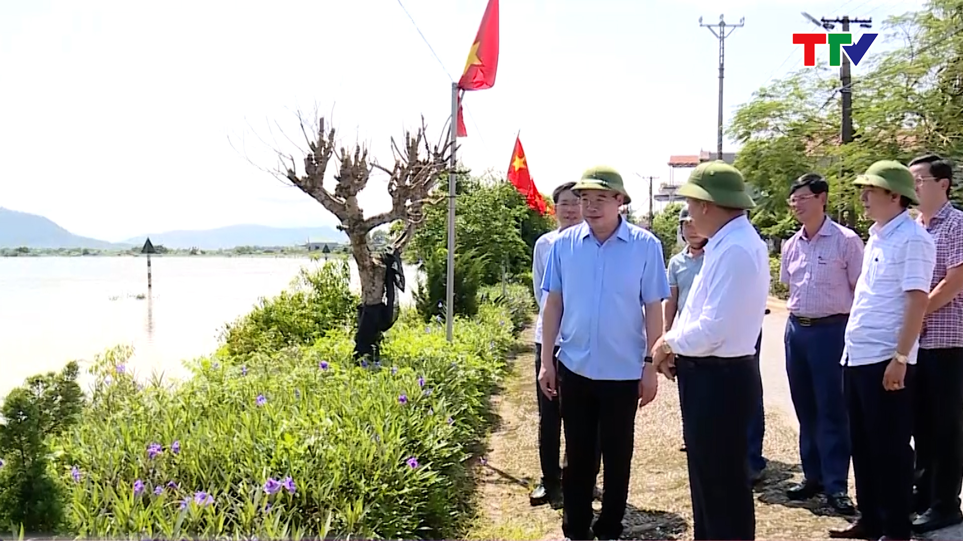 Phó Chủ tịch Thường trực UBND tỉnh Nguyễn Văn Thi kiểm tra tình hình mưa lũ tại Quảng Xương và thị xã Nghi Sơn - Ảnh 2.