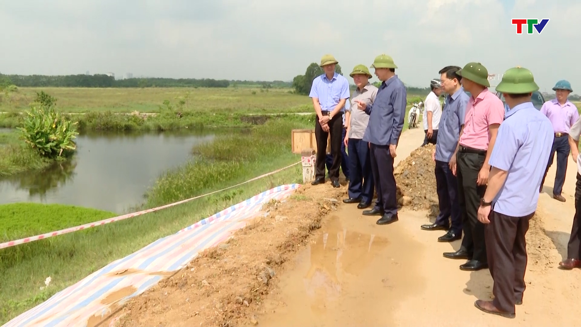 Phó Chủ tịch UBND tỉnh Lê Đức Giang kiểm tra sự cố sụt lún mái đê sông Mã - Ảnh 2.