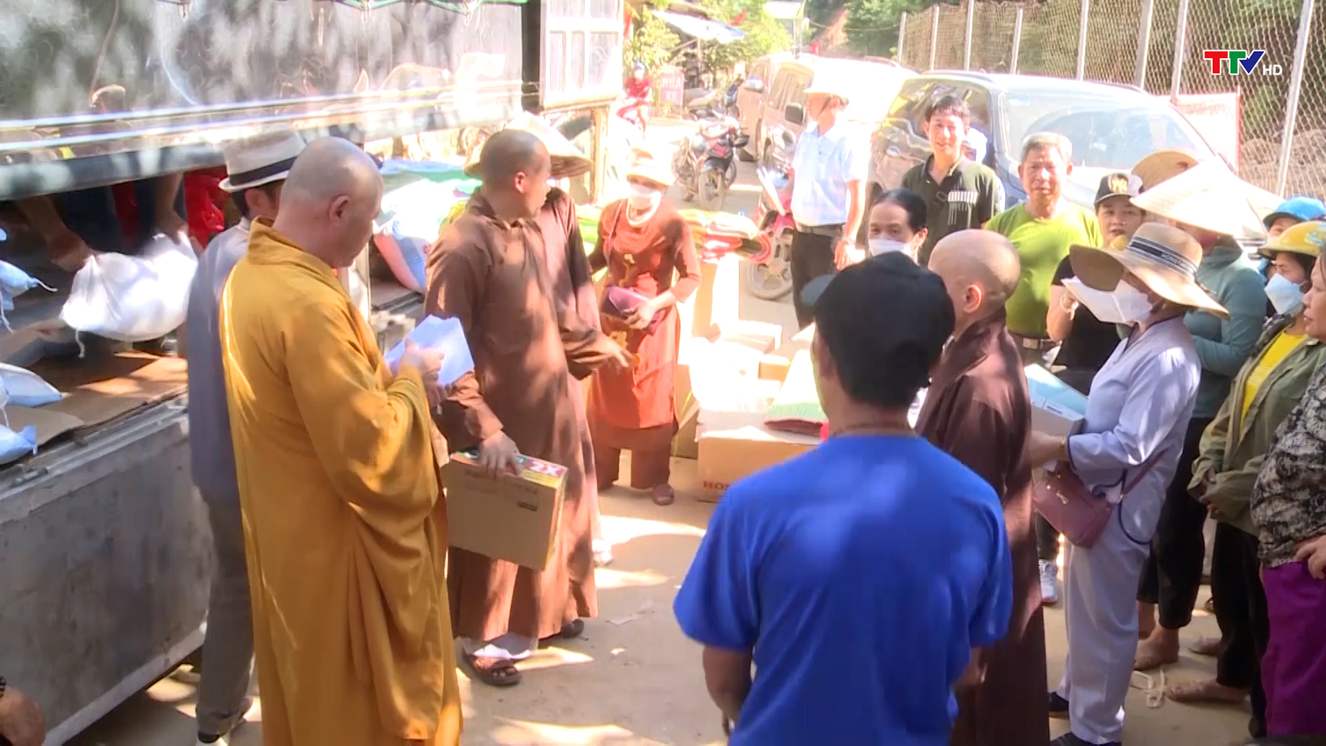 Hội phật giáo Thanh Hóa trao hàng hỗ trợ nhân dân vùng lũ lụt tại Tỉnh Nghệ An - Ảnh 2.