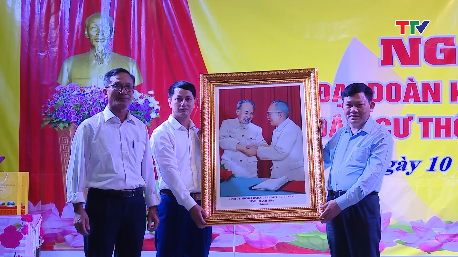 Phó Chủ tịch Thường trực UBND tỉnh Nguyễn Văn Thi dự ngày hội Đại đoàn kết dân tộc - Ảnh 3.