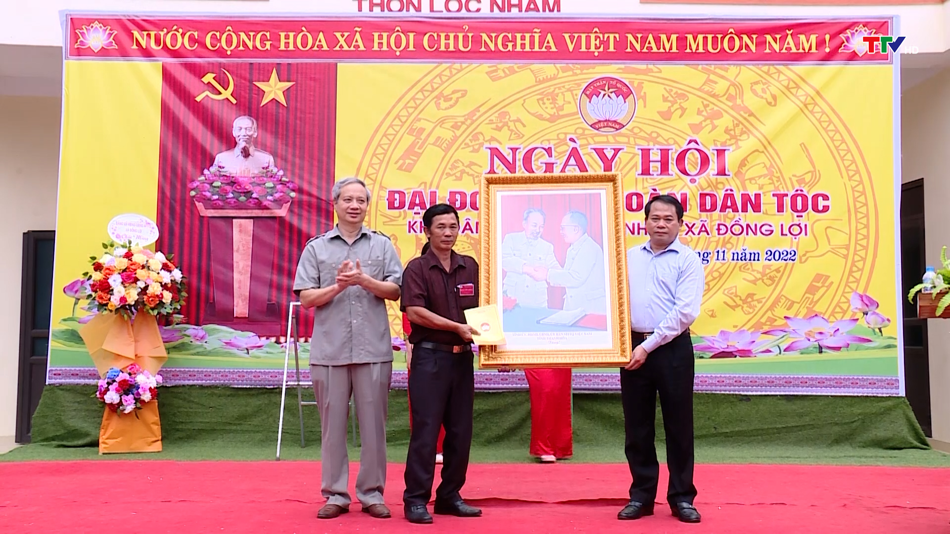 Đồng chí Trưởng Ban Tổ chức Tỉnh ủy dự Ngày hội Đại đoàn kết toàn dân tộc tại thôn Lộc Nham - Ảnh 3.