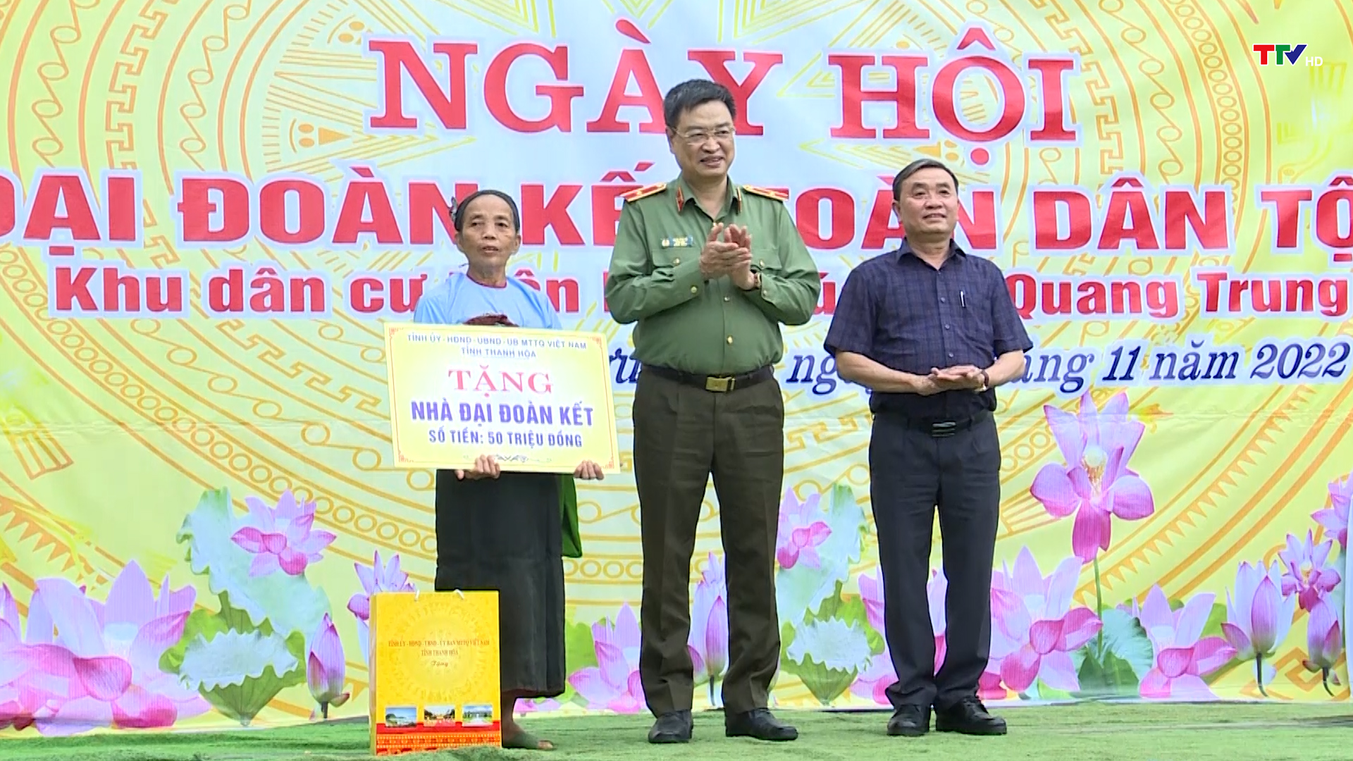 Giám đốc Công an tỉnh Thanh Hoá dự ngày hội Đại đoàn kết toàn dân tộc tại Ngọc Lặc - Ảnh 3.