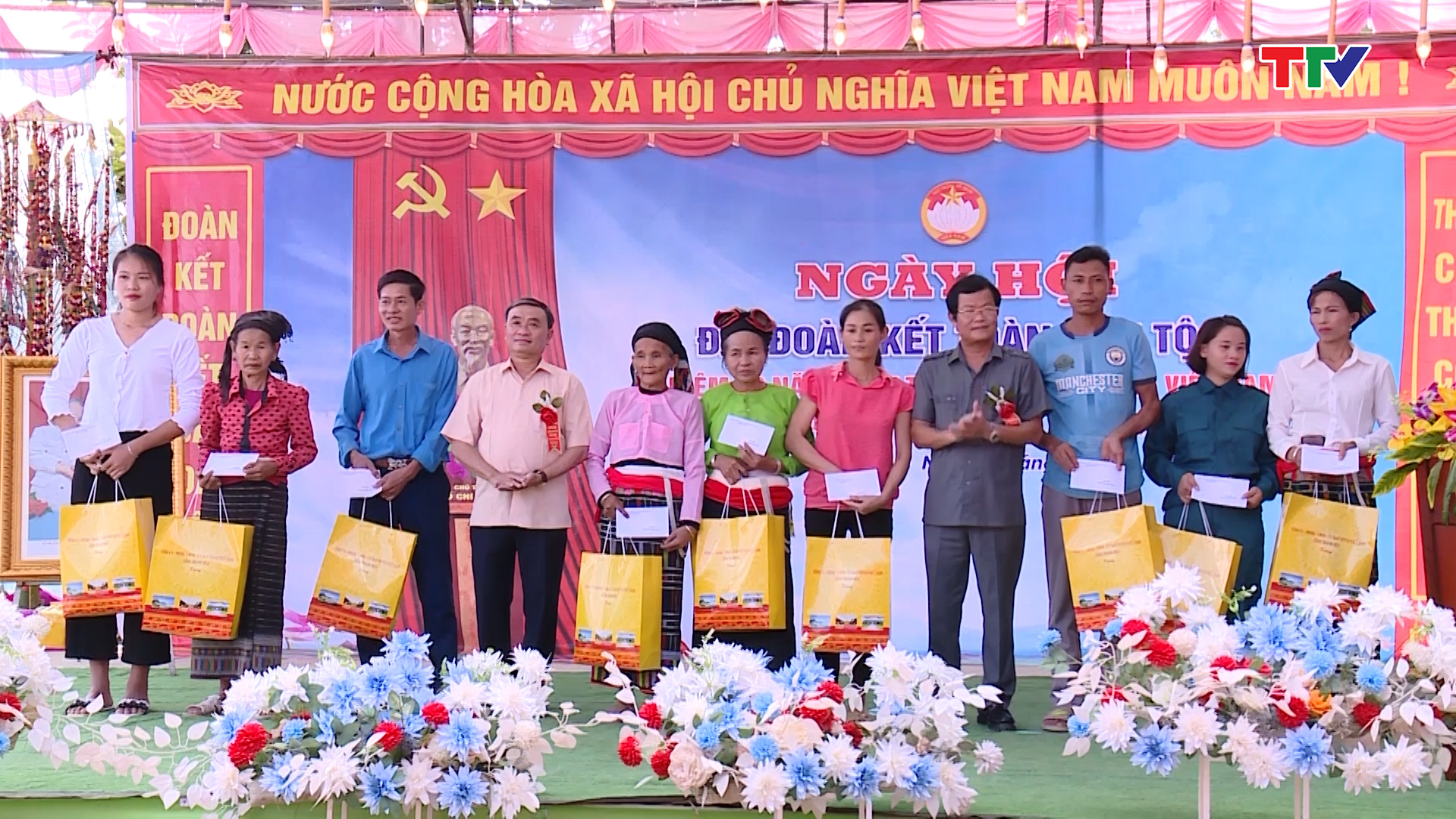 Phó Chủ tịch HĐND tỉnh Nguyễn Quang Hải dự Ngày hội Đại đoàn kết toàn dân tộc tại thôn Cộc - Ảnh 3.