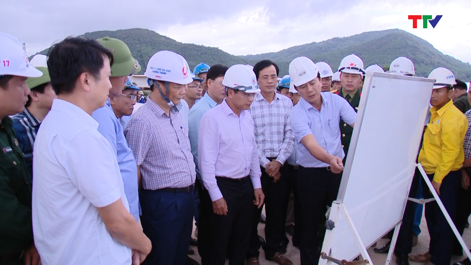 Bộ trưởng Bộ Giao thông - Vận tải kiểm tra tiến độ dự án đường bộ cao tốc Bắc - Nam - Ảnh 4.