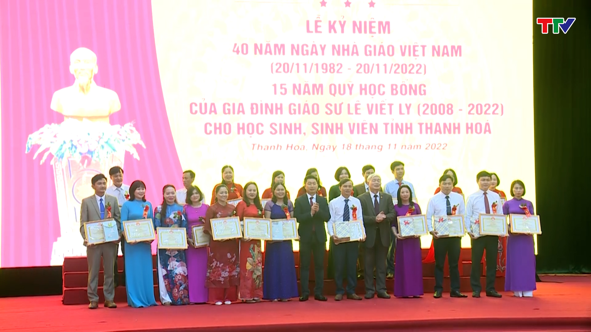 Hội khuyến học tỉnh Thanh Hoá kỷ niệm 40 năm ngày nhà giáo Việt Nam, 15 năm quỹ học bổng của gia đình giáo sư Lê Viết Ly - Ảnh 3.
