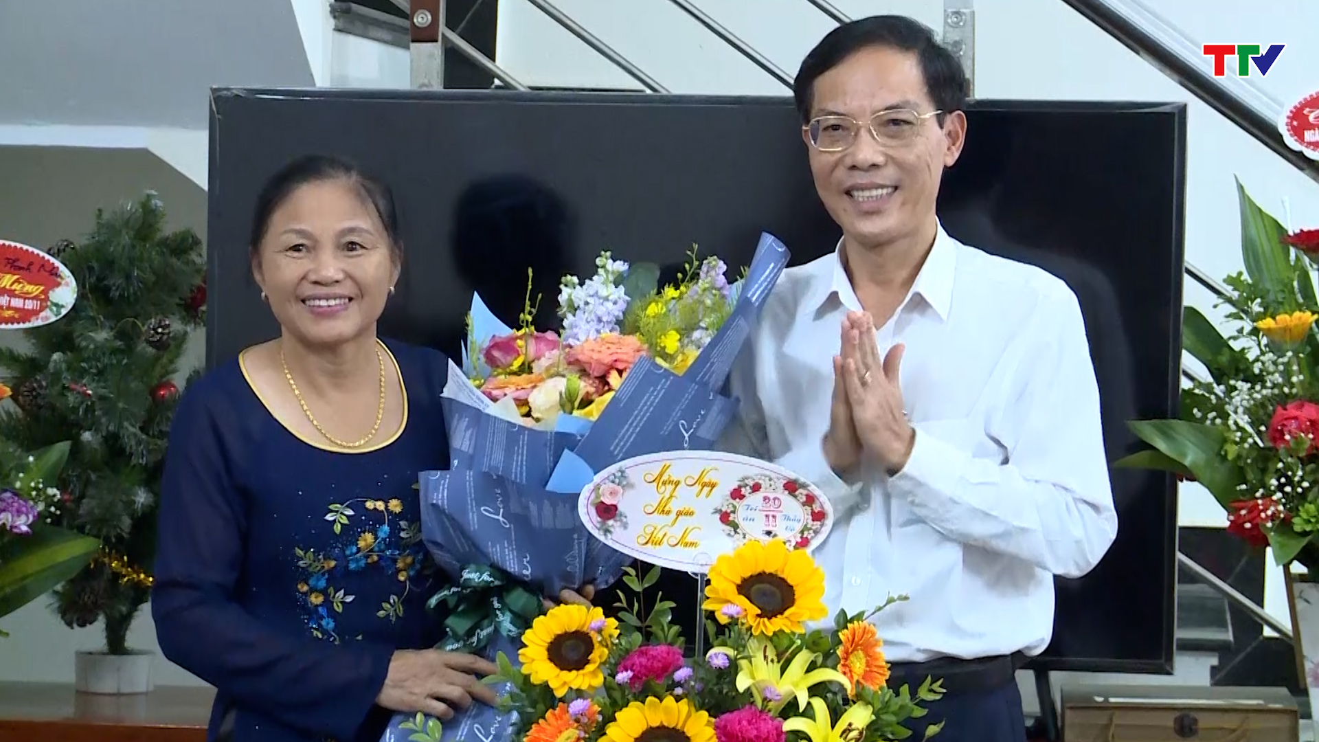 Đồng chí Phó Chủ tịch UBND tỉnh Đầu Thanh Tùng chúc mừng các cựu nhà giáo - Ảnh 2.