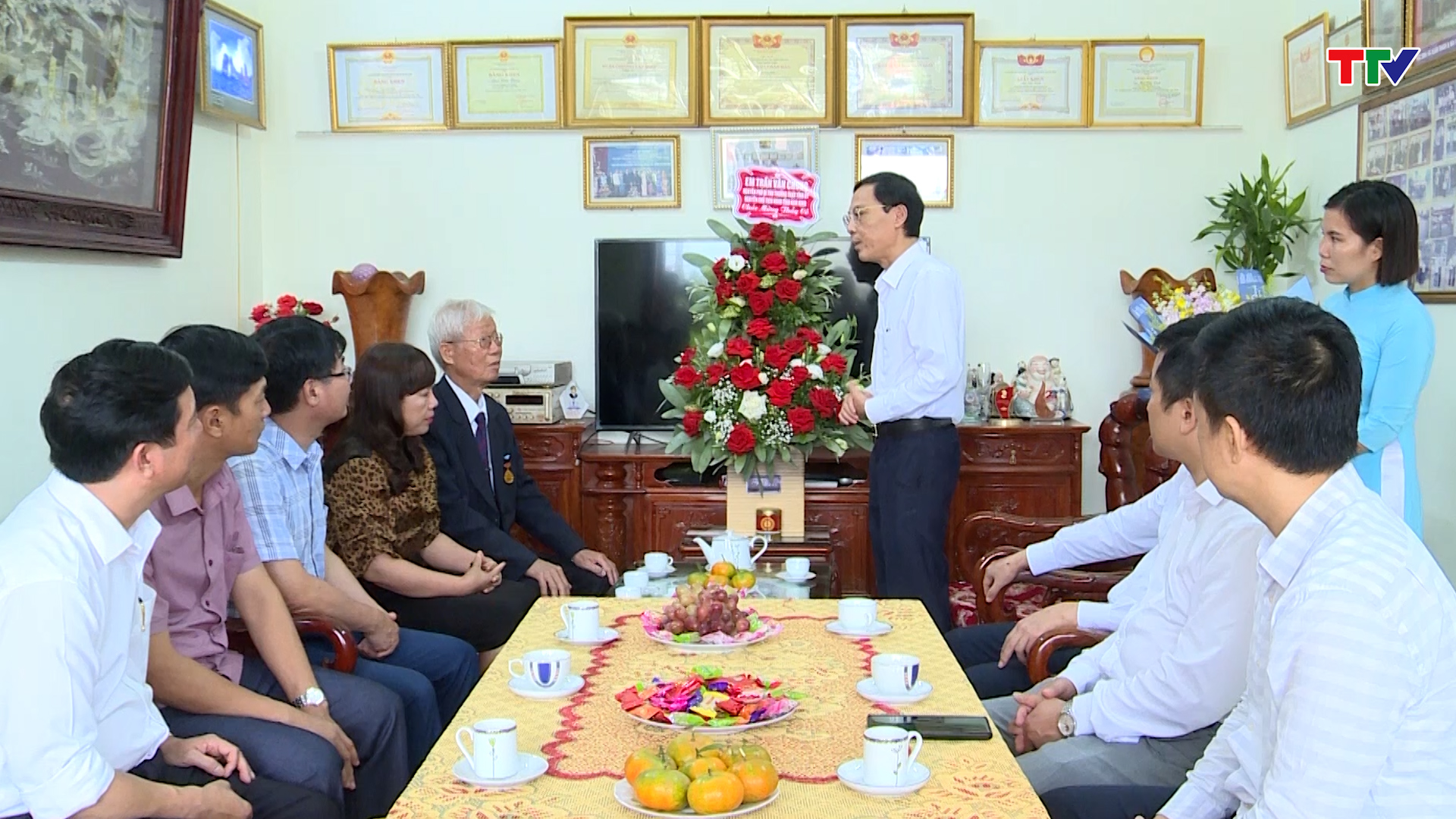 Đồng chí Phó Chủ tịch UBND tỉnh Đầu Thanh Tùng chúc mừng các cựu nhà giáo - Ảnh 3.