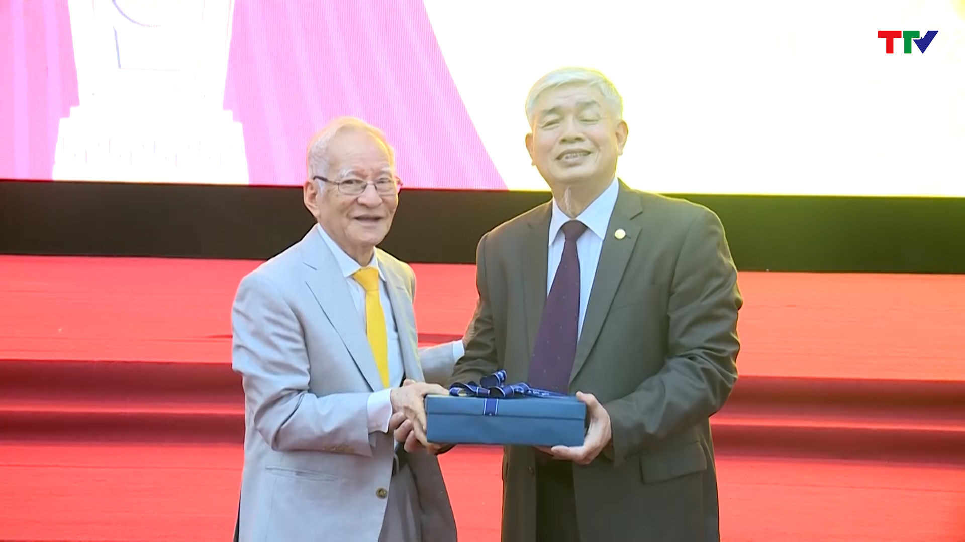 Hội khuyến học tỉnh Thanh Hoá kỷ niệm 40 năm ngày nhà giáo Việt Nam, 15 năm quỹ học bổng của gia đình giáo sư Lê Viết Ly - Ảnh 2.