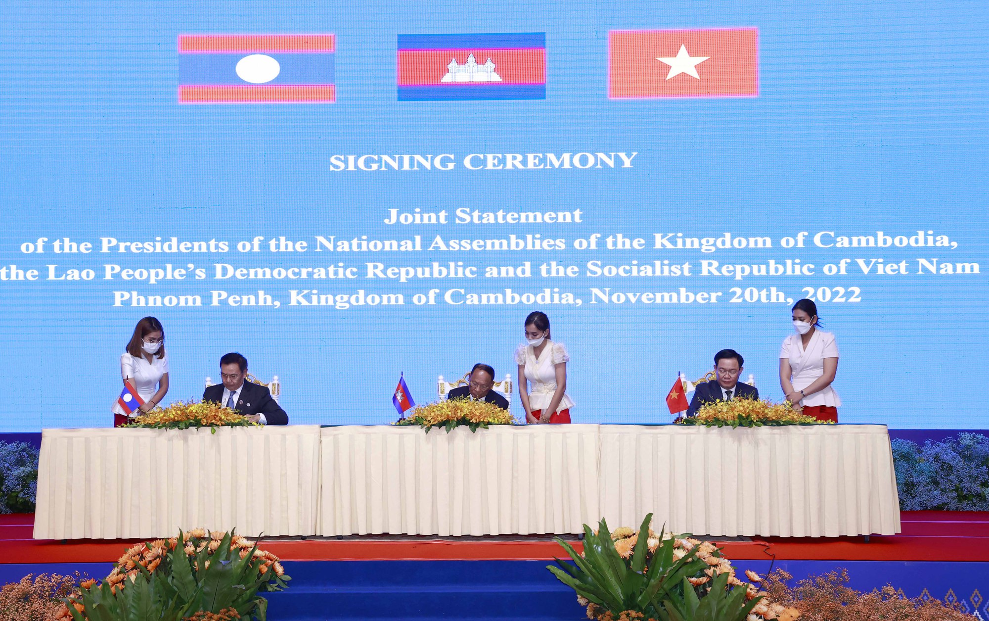 Lễ ký tuyên bố chung Hội nghị cấp cao Quốc hội Campuchia, Lào, Việt Nam - Ảnh 2.