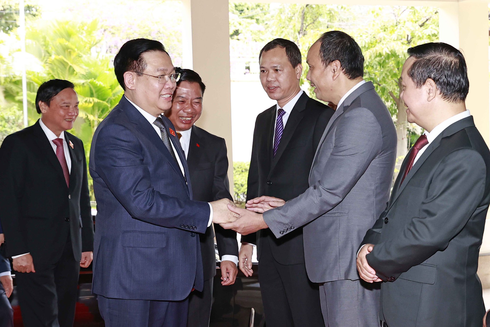 Chủ tịch Quốc hội Vương Đình Huệ gặp cộng đồng người Việt Nam tại Campuchia - Ảnh 1.