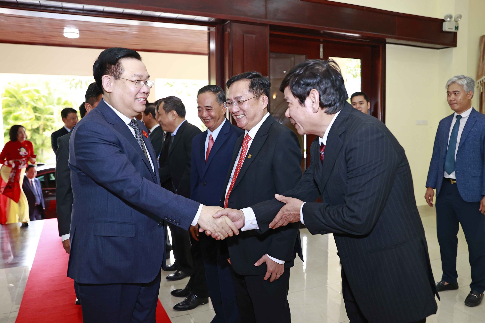 Chủ tịch Quốc hội Vương Đình Huệ gặp cộng đồng người Việt Nam tại Campuchia - Ảnh 7.