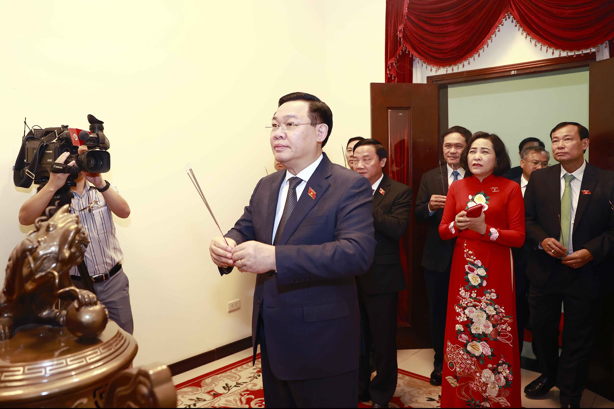 Chủ tịch Quốc hội Vương Đình Huệ gặp cộng đồng người Việt Nam tại Campuchia - Ảnh 3.