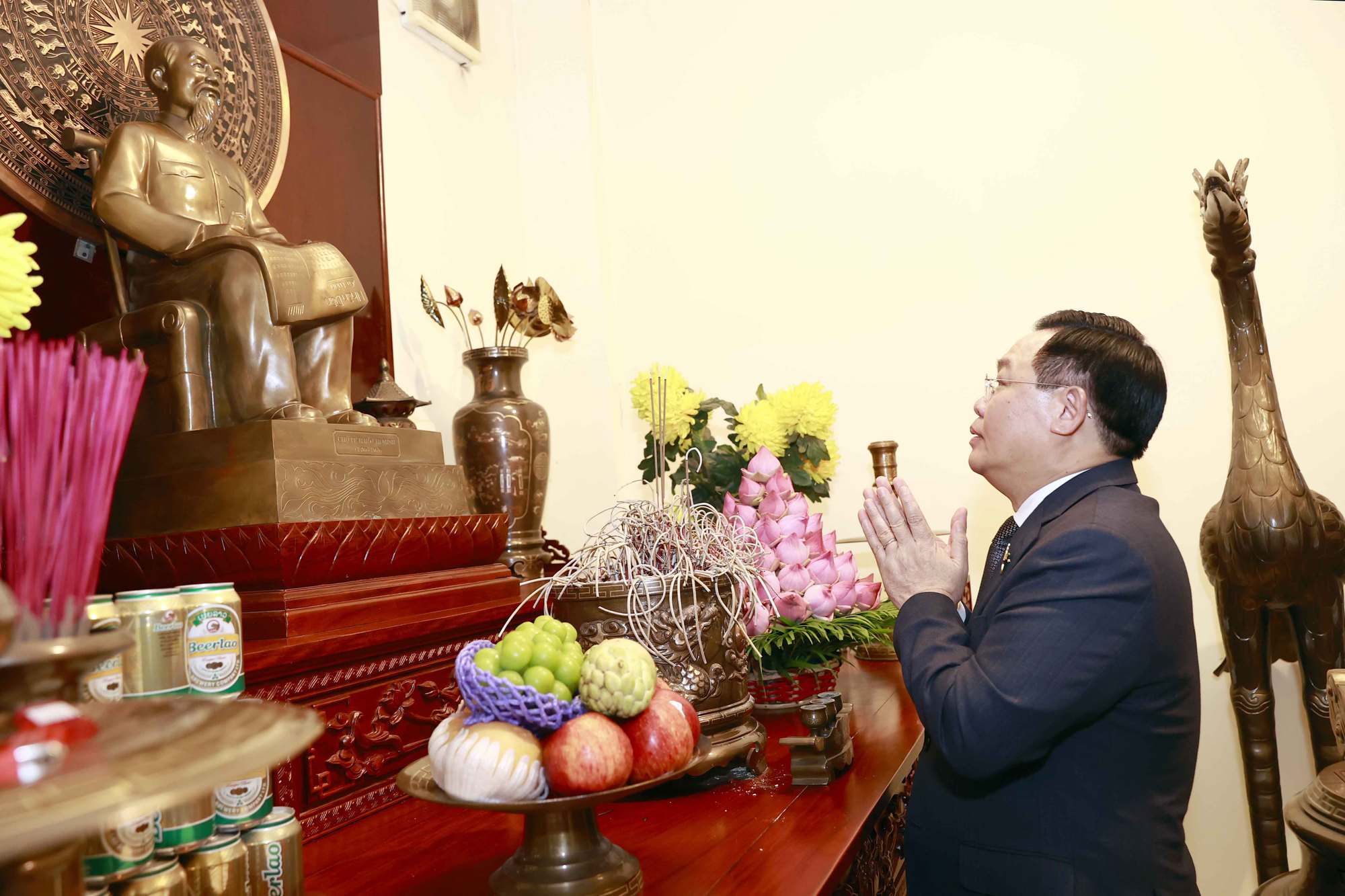 Chủ tịch Quốc hội Vương Đình Huệ gặp cộng đồng người Việt Nam tại Campuchia - Ảnh 4.