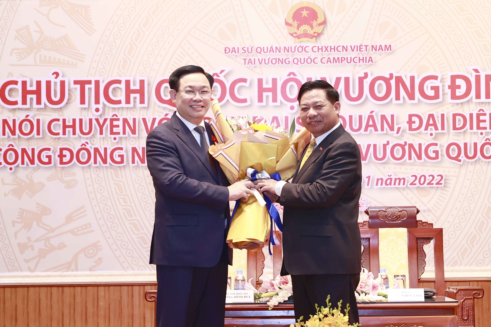 Chủ tịch Quốc hội Vương Đình Huệ gặp cộng đồng người Việt Nam tại Campuchia - Ảnh 14.