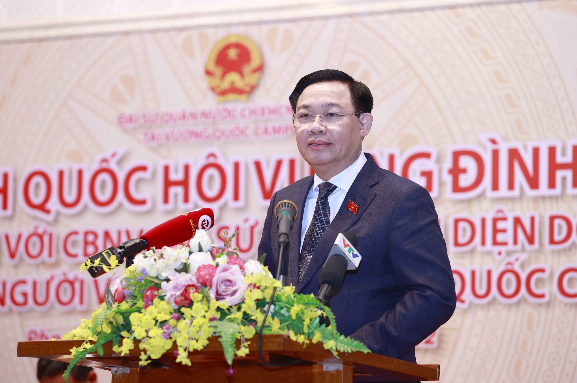 Chủ tịch Quốc hội Vương Đình Huệ gặp cộng đồng người Việt Nam tại Campuchia - Ảnh 2.