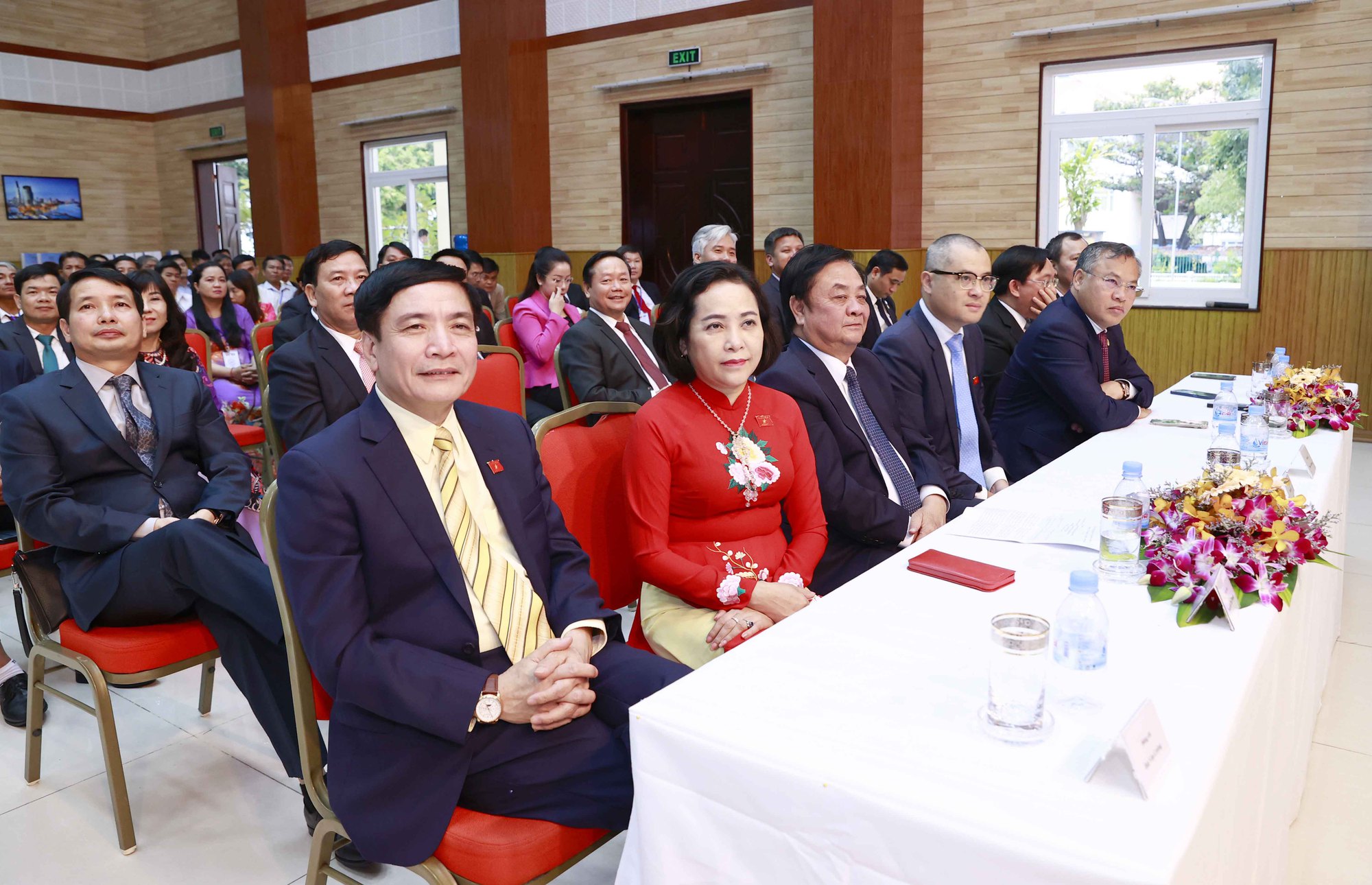 Chủ tịch Quốc hội Vương Đình Huệ gặp cộng đồng người Việt Nam tại Campuchia - Ảnh 8.