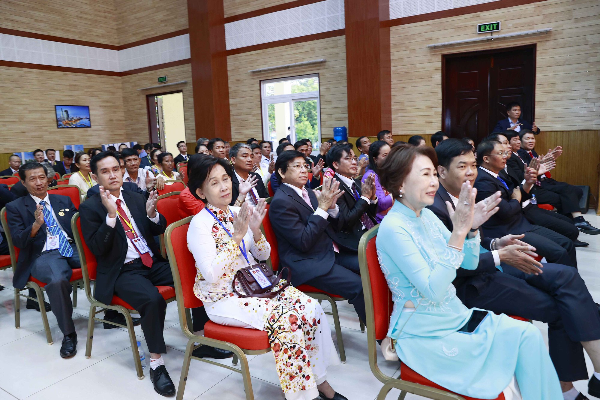 Chủ tịch Quốc hội Vương Đình Huệ gặp cộng đồng người Việt Nam tại Campuchia - Ảnh 9.