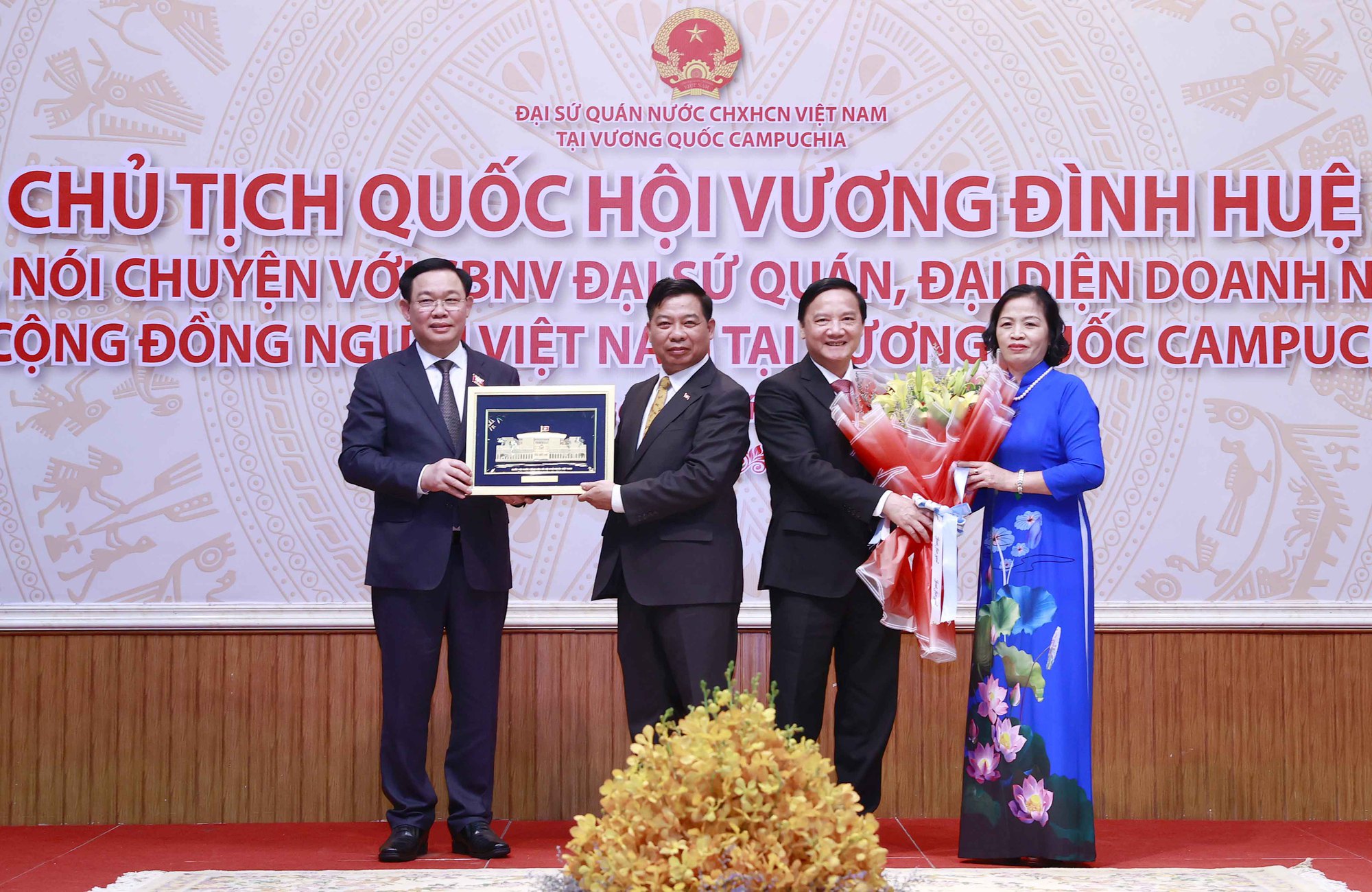 Chủ tịch Quốc hội Vương Đình Huệ gặp cộng đồng người Việt Nam tại Campuchia - Ảnh 12.