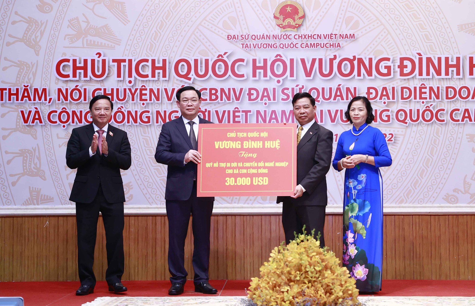 Chủ tịch Quốc hội Vương Đình Huệ gặp cộng đồng người Việt Nam tại Campuchia - Ảnh 5.